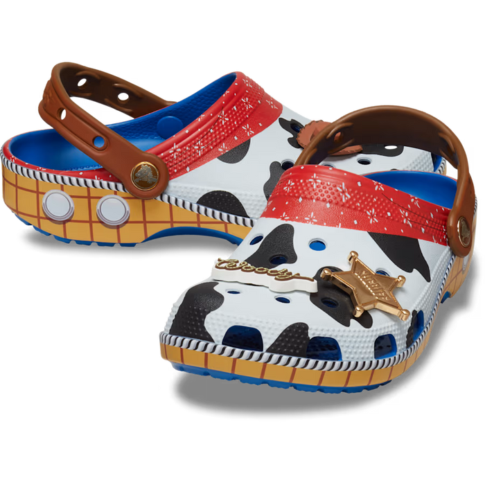 Crocs Toy Story Sheriff Woody con diseño vaquero y Jibbitz exclusivos.
