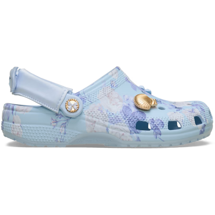 Zuecos Crocs LoveShackFancy azul claro con diseño floral vintage