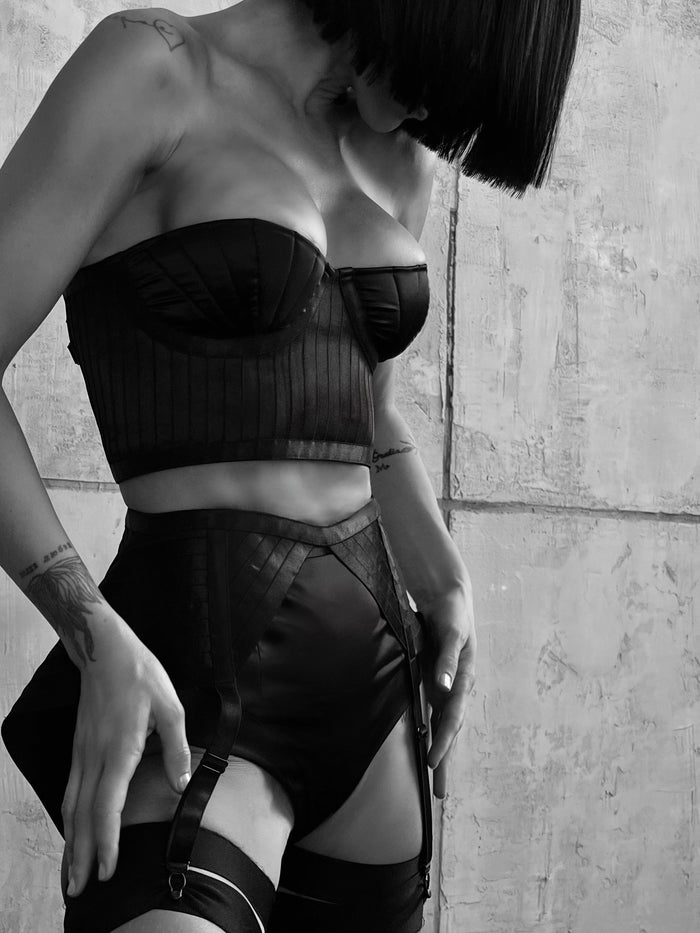 Ornata garter belt