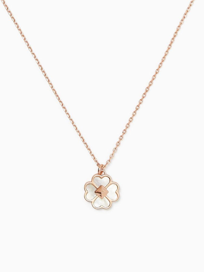 Collar Kate Spade Spades & Studs Mini Pendant en rose gold con dije floral mini