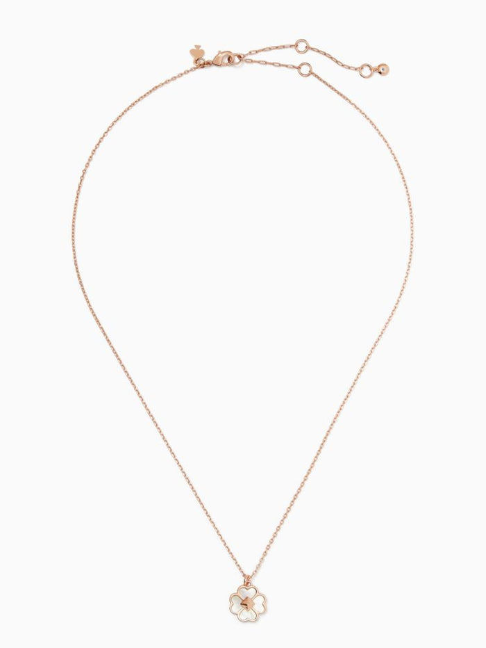 Collar delicado Kate Spade con dije tipo trébol floral en tono rose gold