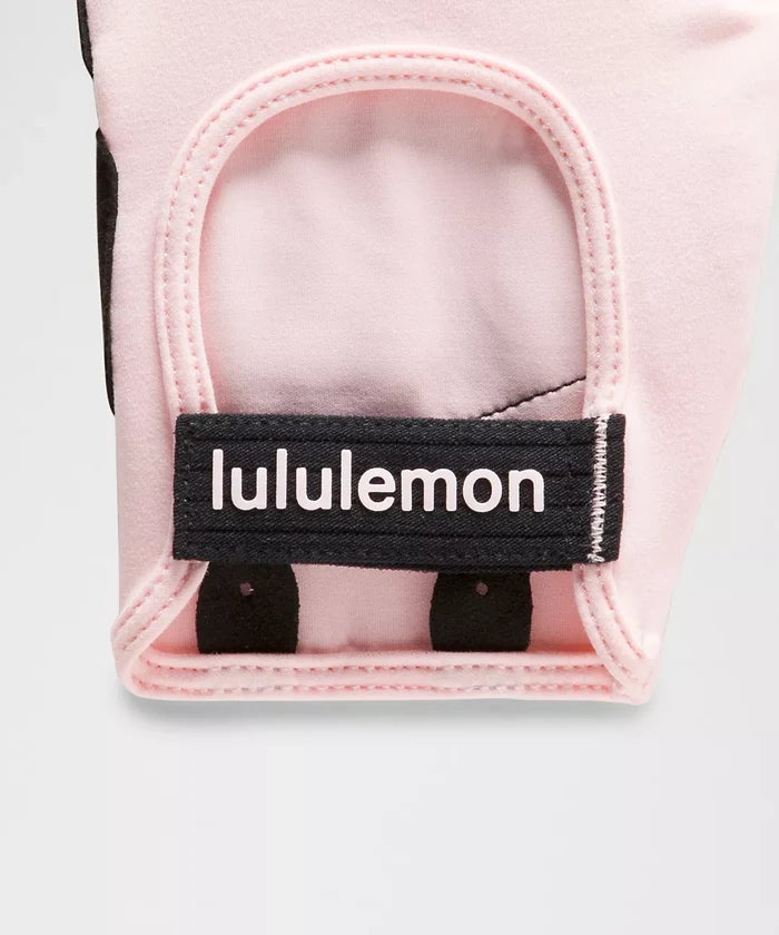 Guantes deportivos Lululemon con tela Everlux transpirable y protección acolchada #color_LL Pink Pearl